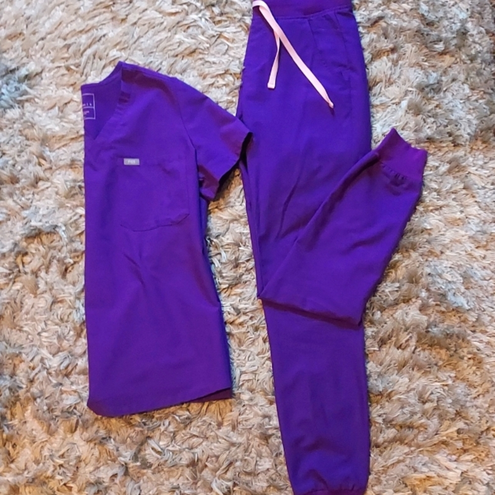 Womens Figs scrub set. Rare Ultraviolet color.